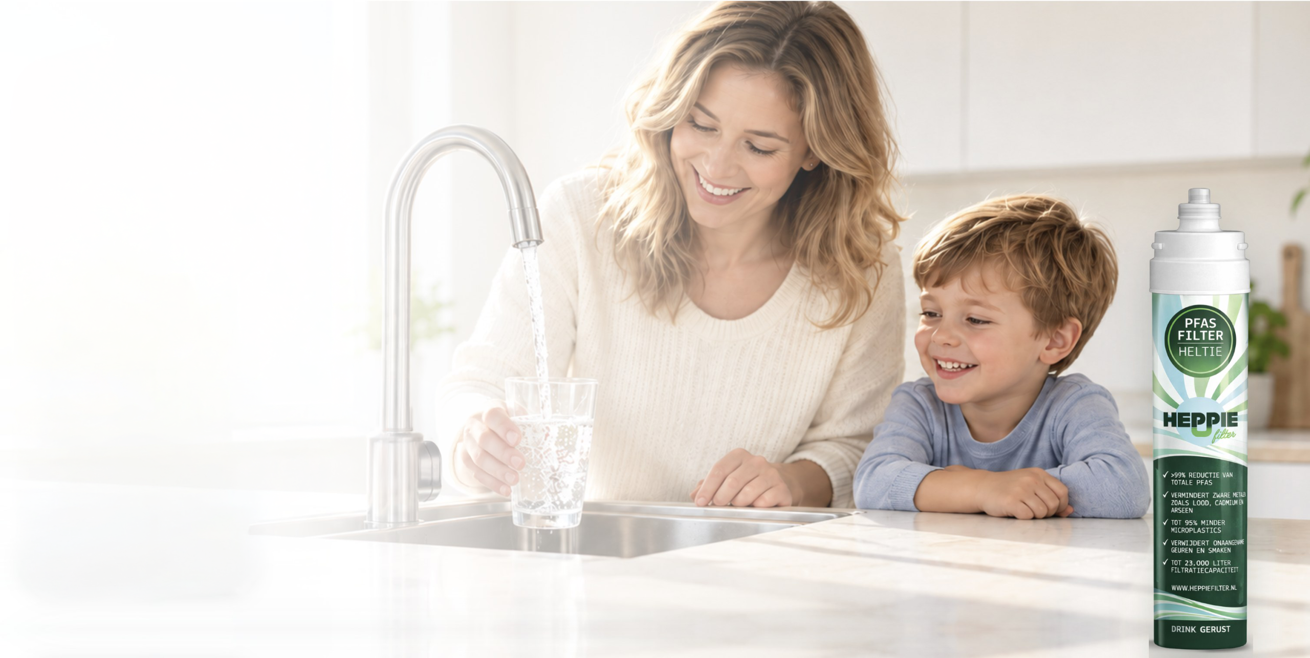 Een moeder vult in een lichte keuken een glas met kraanwater, met haar zoon naast zich